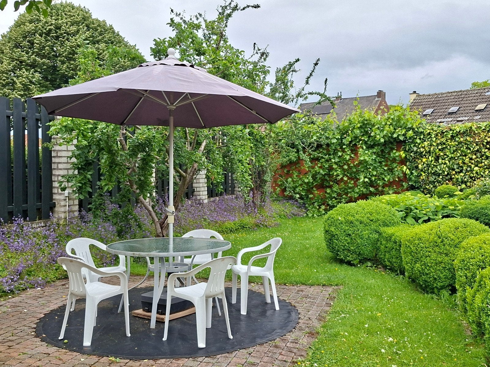 Tuinset met parasol, 4 zitplaatsen, Kunststof, Gebruikt, Ophalen of Verzenden