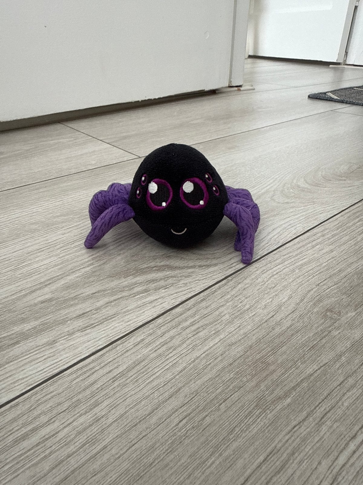 Leuke Zwarte Knuffel Spin met Paarse Poten, Overige typen, Zwart, Ophalen of Verzenden, Zo goed als nieuw