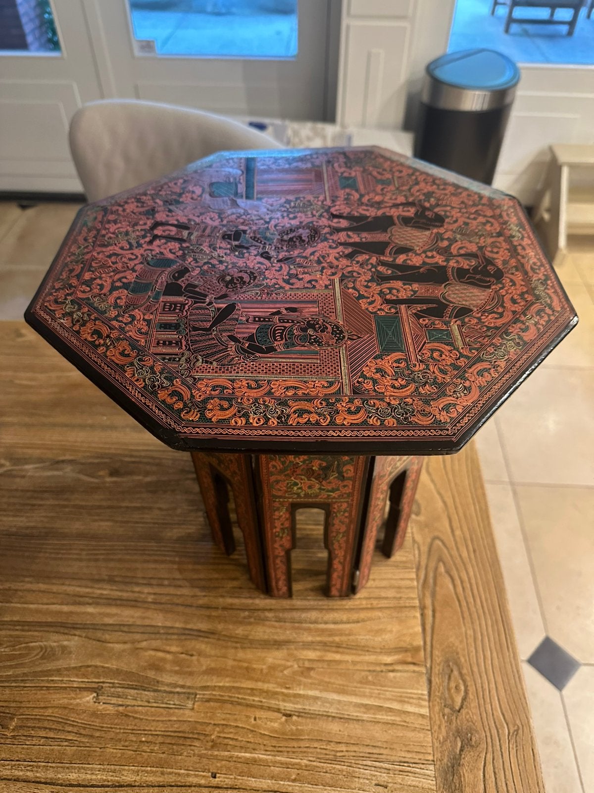 Vintage Bijzettafel met Handgeschilderde Olifantenmotieven, Antiek en Kunst, Antiek | Meubels | Tafels, Ophalen of Verzenden