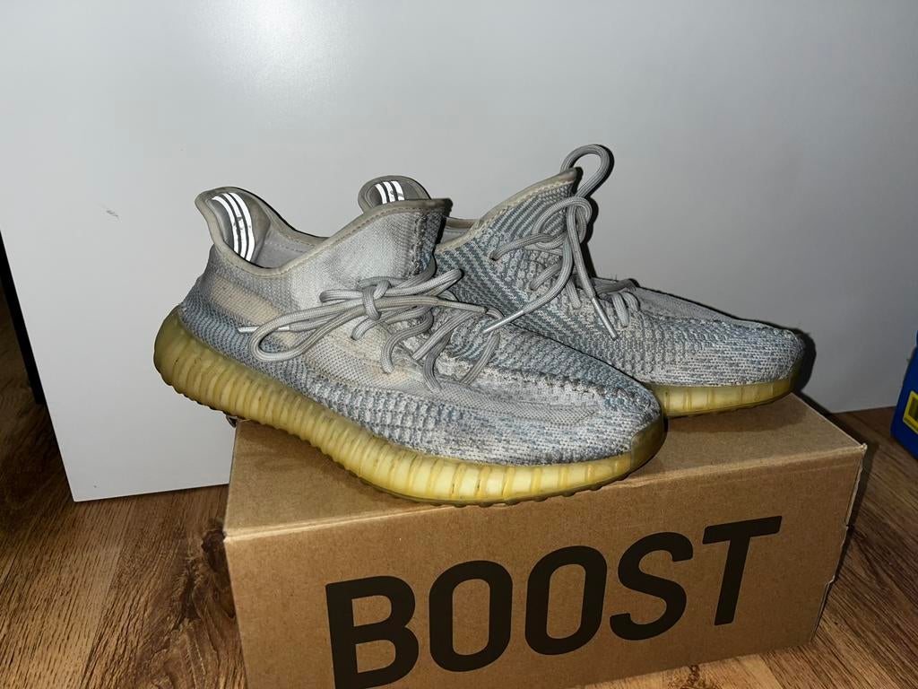 Adidas Yeezy Boost 350 V2 in de Cloud White (Non-Reflective), Blauw, Ophalen of Verzenden, Sneakers of Gympen, Gedragen