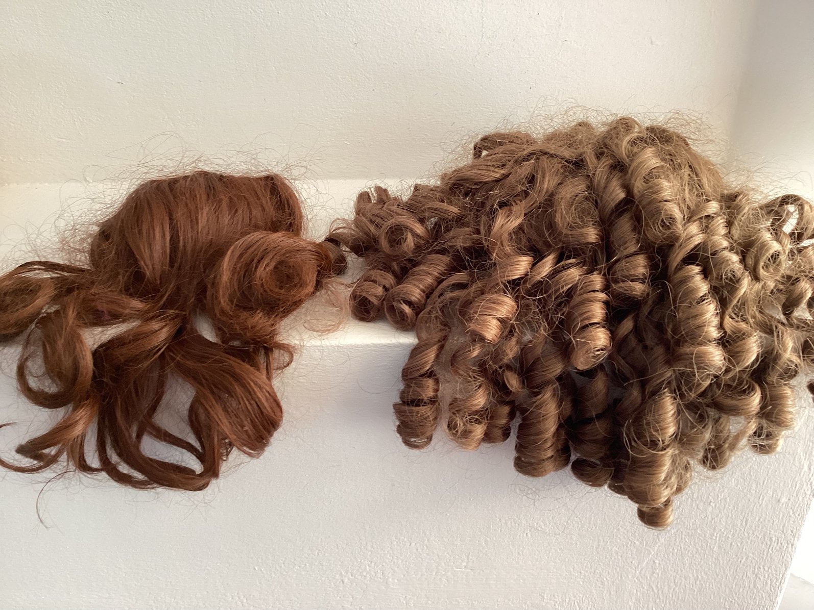 Twee pruikjes voor pop, Ophalen of Verzenden
