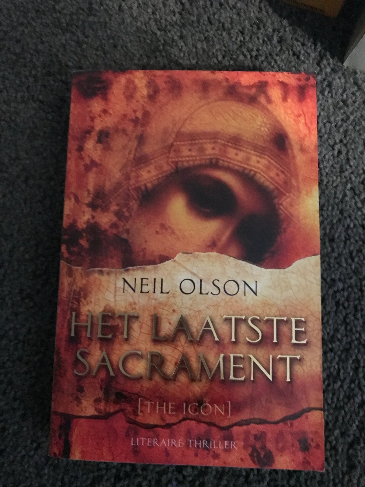 HET LAATSTE SACRAMENT - Neil Olson (Literaire Thriller), Boeken, Thrillers, Gelezen, Europa overig, Ophalen of Verzenden