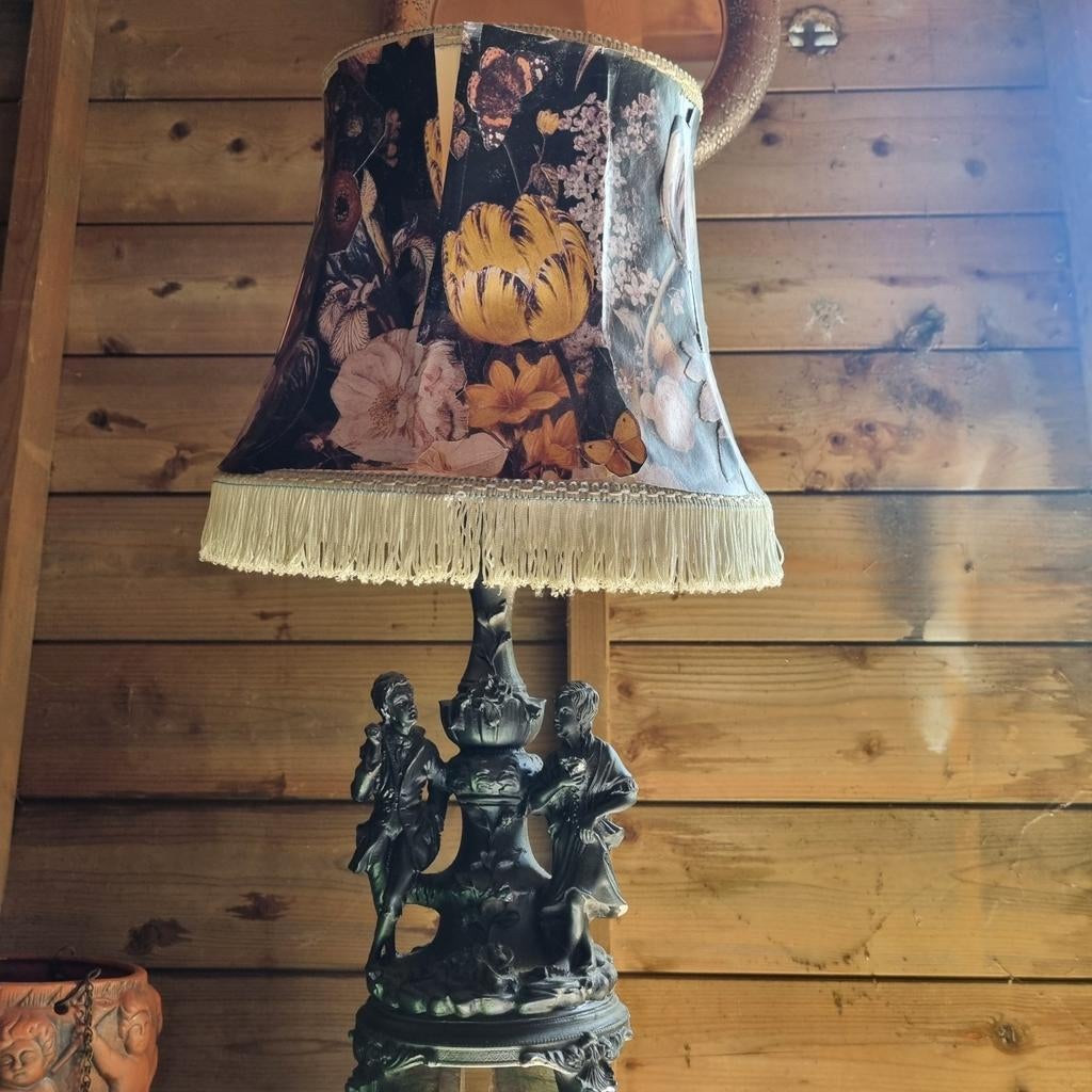 Vintage tafellamp met bloemenkap en beeldjesvoet, Ophalen of Verzenden