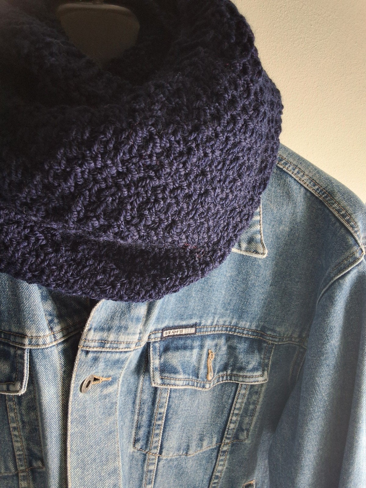 colsjaal met hoofdband, handgebreid in donkerblauw, Kleding | Dames, Handgebreid, Ophalen of Verzenden, Nieuw, Sjaal
