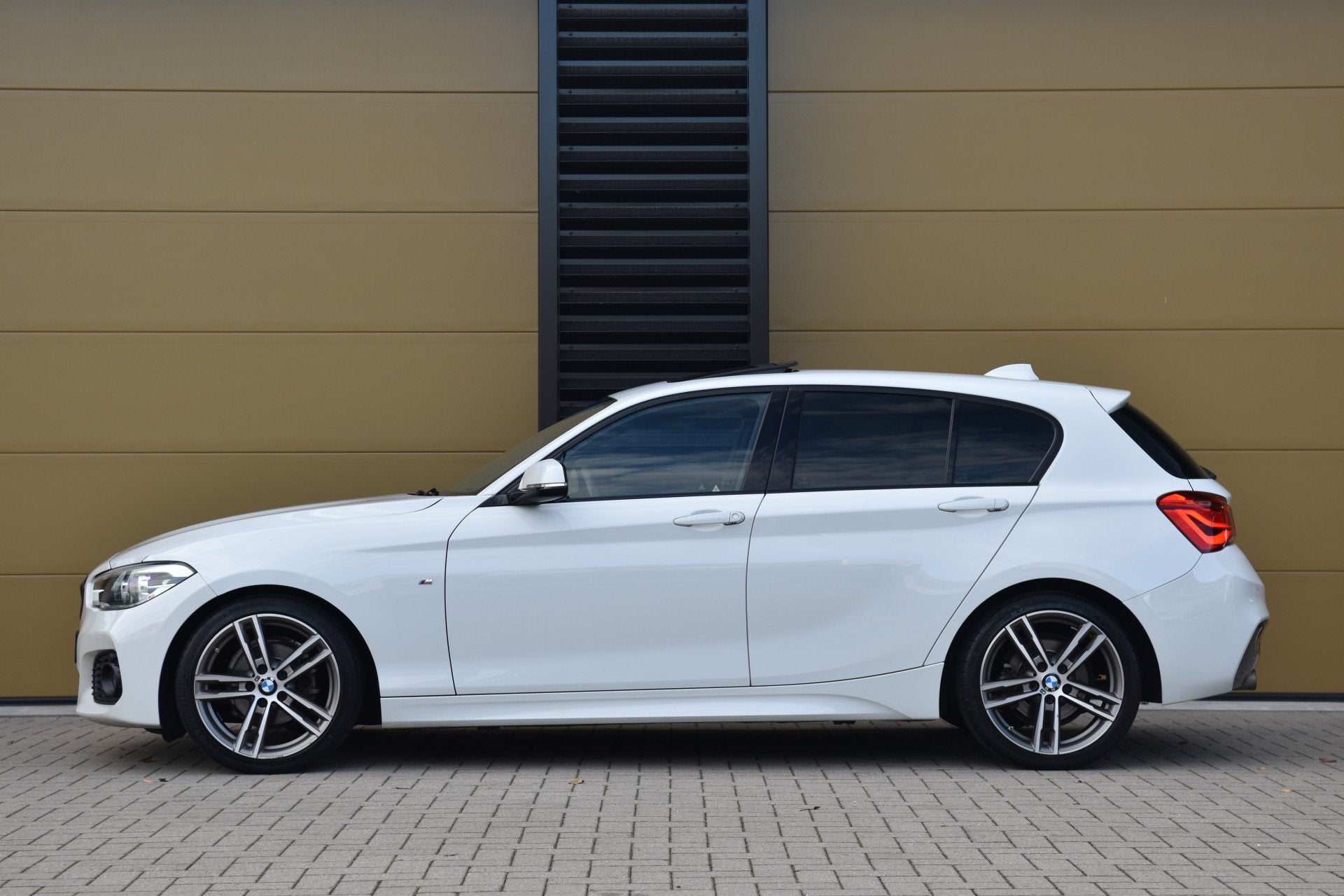 BMW 1-serie 118i Edition M Sport Shadow High Executive * Sch, Auto's, Dealer onderhouden, Gebruikt, Met garantie (alle), 650 kg