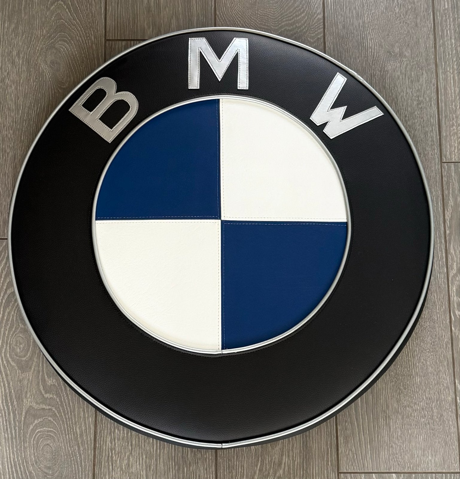 BMW logo leer, wand decoratie- Perfect voor autoliefhebbers!, Auto diversen, Ophalen of Verzenden