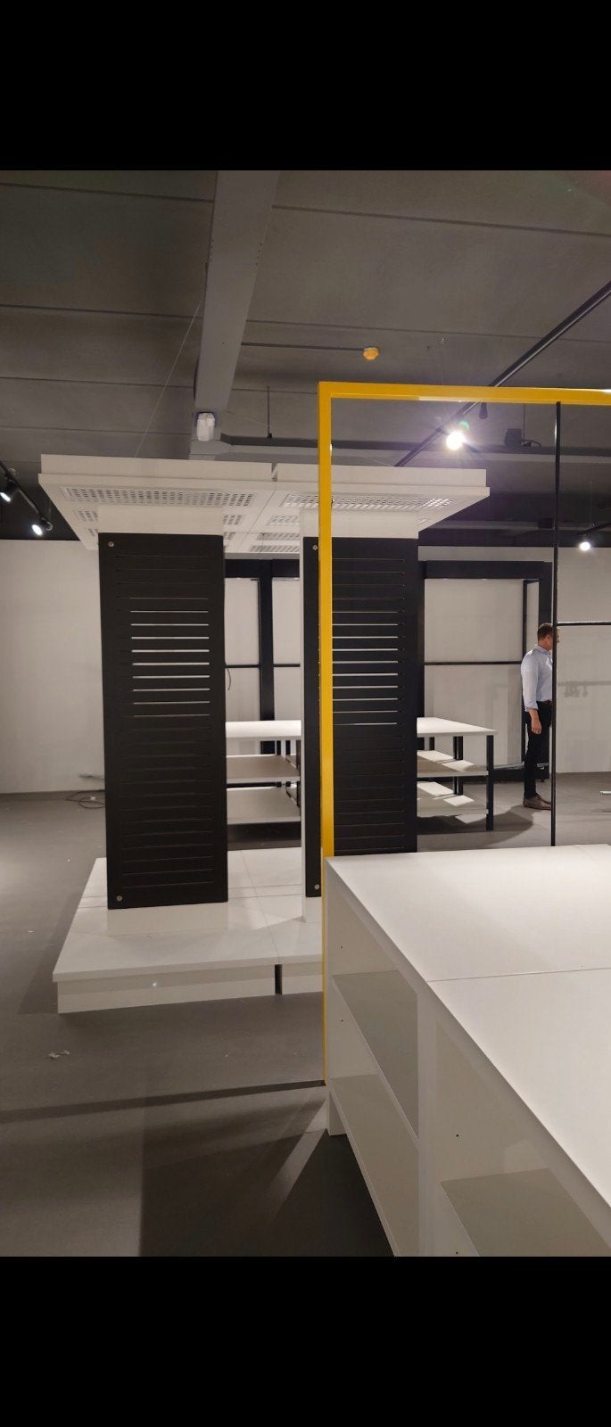 Diverse winkelinterieur meubels en stellingen, Ophalen