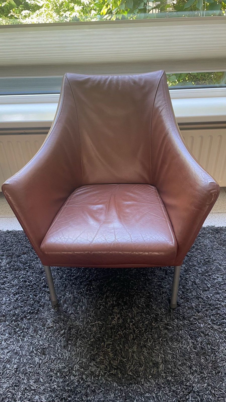 Modern cognackleurig lederen stoel, Ophalen, Zo goed als nieuw, 75 tot 100 cm, 50 tot 75 cm
