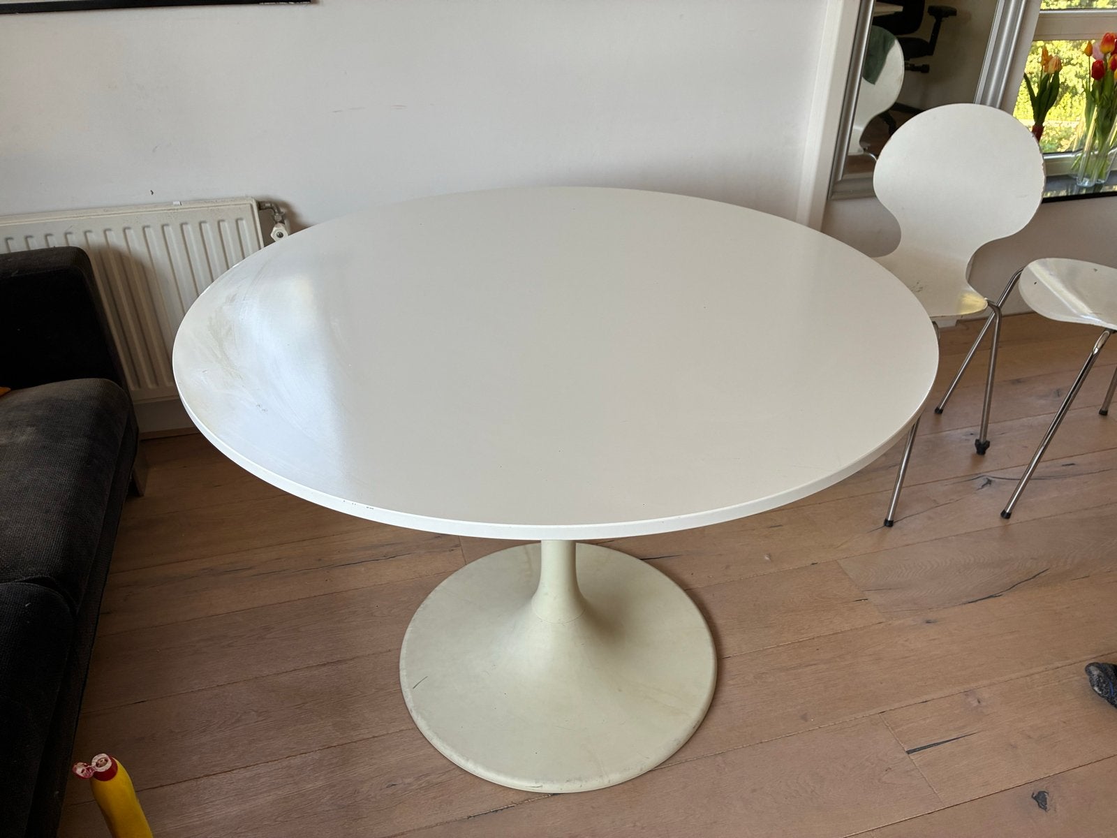 Moderne ronde witte IKEA tafel - Gebruikt, Huis en Inrichting, Tafels | Eettafels, Ophalen, Kunststof, Gebruikt, Rond