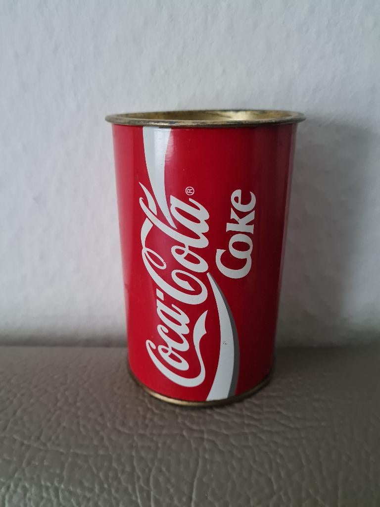vintage spaarpot in blik coca cola, Verzamelen, Spaarpotten, Ophalen of Verzenden, Metaal of Blik, Overige thema's