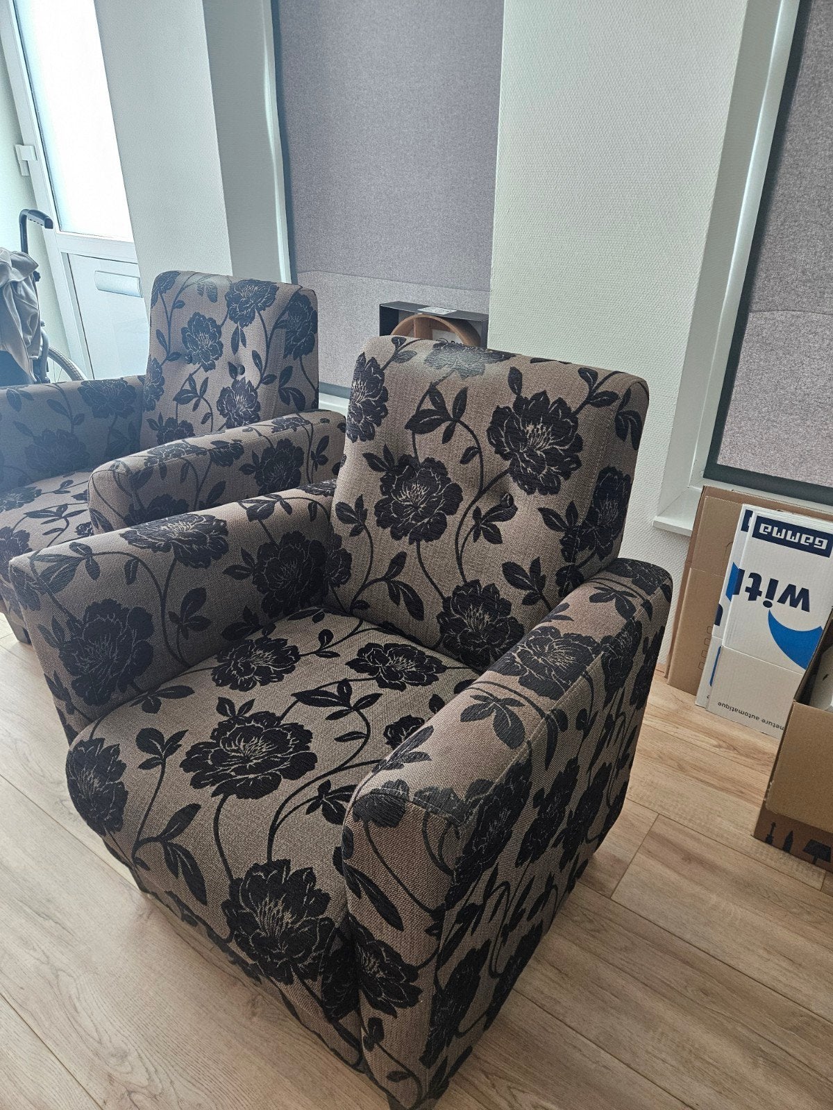 2x kamerstoel bruin met zwart bloempatroon | gratis ophalen, Huis en Inrichting, Stoelen, Ophalen, Gebruikt, Twee