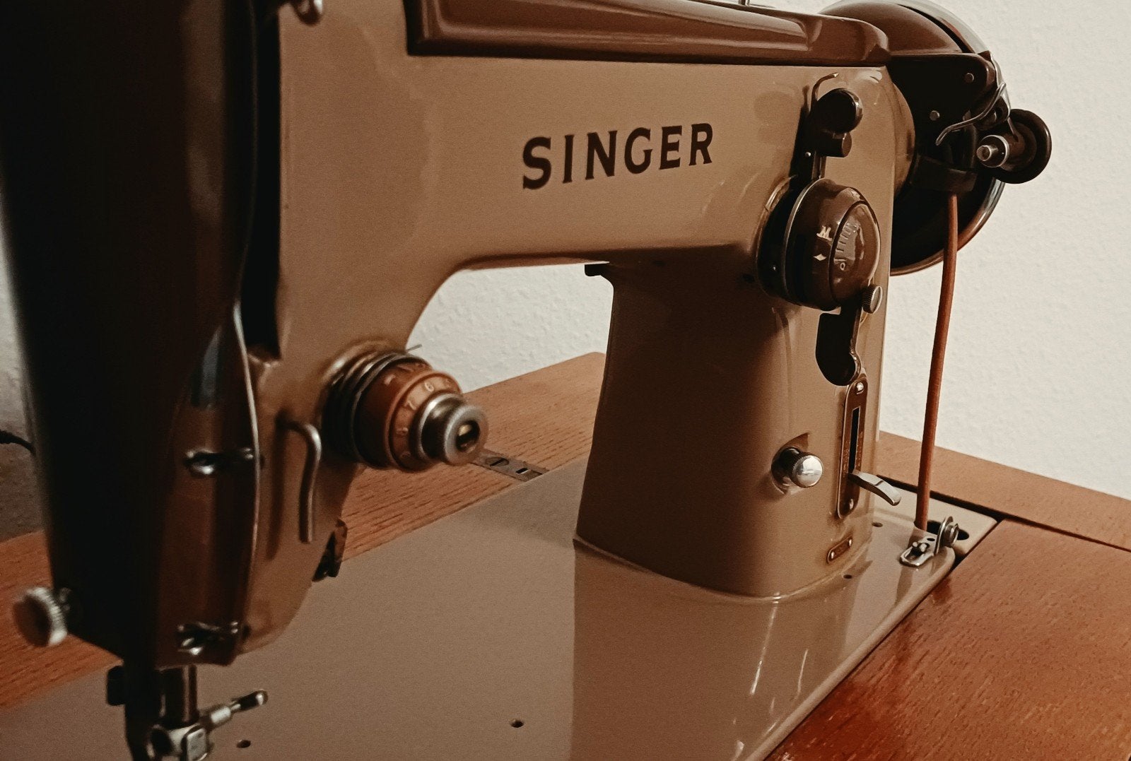 Singer naaimachine 306K in houten kast, Ophalen