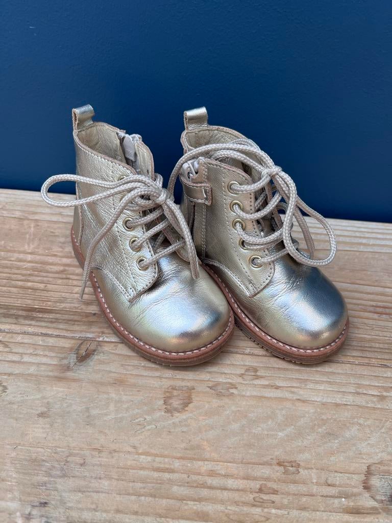 Andanines gouden leren kinderlaarsjes met fluwelen strikken, Kinderen en Baby's, Kinderkleding | Schoenen en Sokken, Ophalen of Verzenden