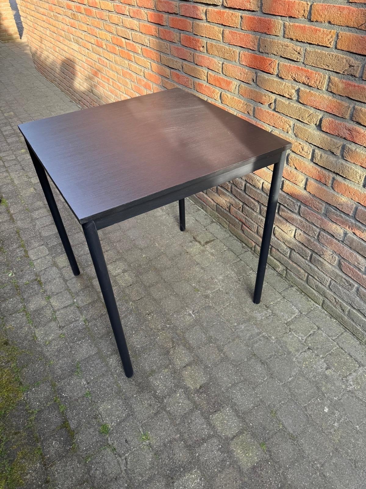 Compacte vierkante tafel met donker blad en metalen poten, Huis en Inrichting, Tafels | Eettafels, Ophalen, Minder dan 50 cm, Gebruikt
