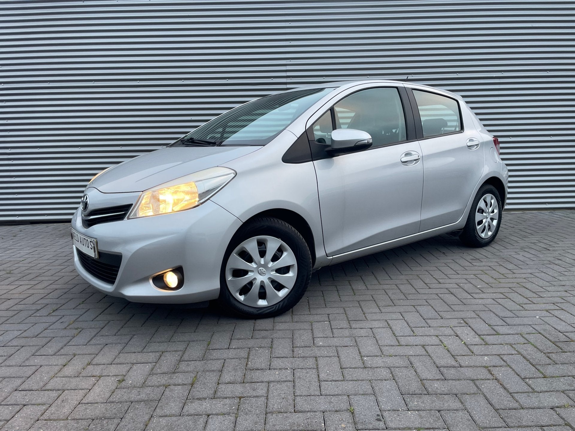 Toyota Yaris 1.0 VVT-i Comfort bouwjaar 2013 ( nw apk ), Auto's, Stof, Gebruikt, Zwart, Bedrijf
