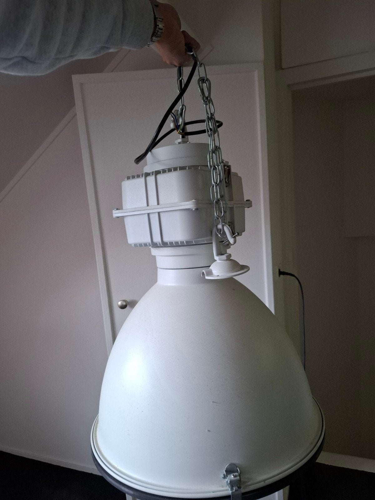 Zware industriële hanglamp, Ophalen