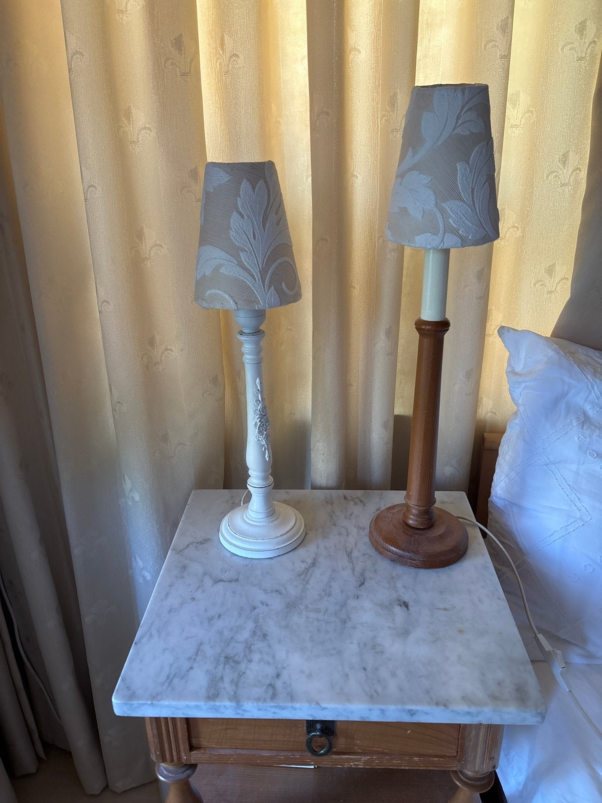 Set van 2 klassieke tafellampen met stoffen kap, Huis en Inrichting, Lampen | Tafellampen, Gebruikt, Ophalen of Verzenden, Met kap