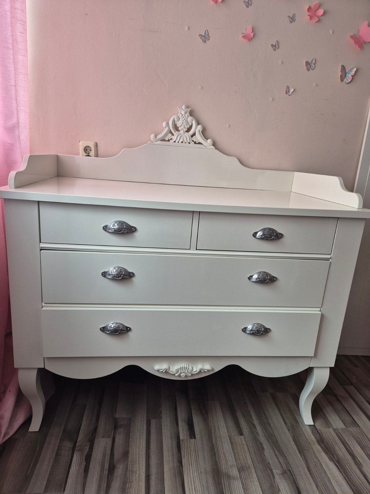 Witte commode met lades en sierlijke details, Ophalen, 50 tot 70 cm, Opstaande rand, 100 cm of meer