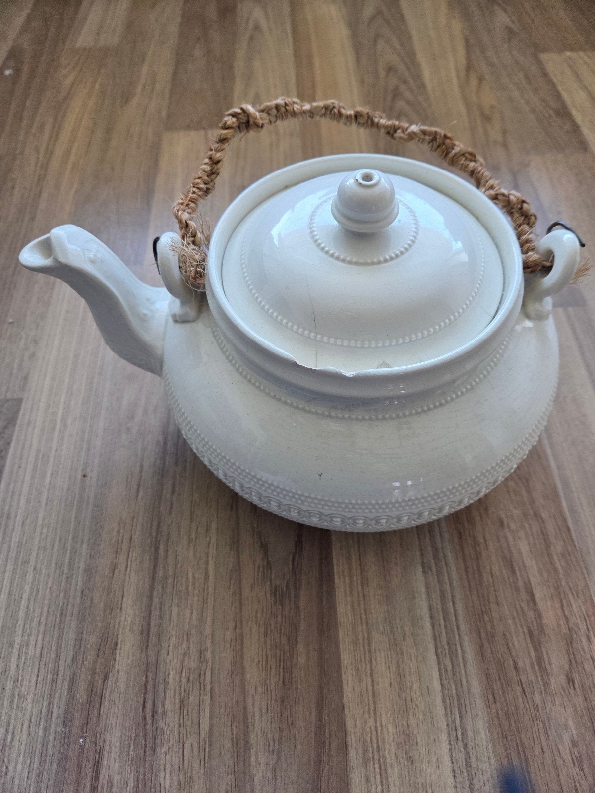 Antieke F. Regout Maastricht theepot, wit met rieten hengsel, Ophalen of Verzenden