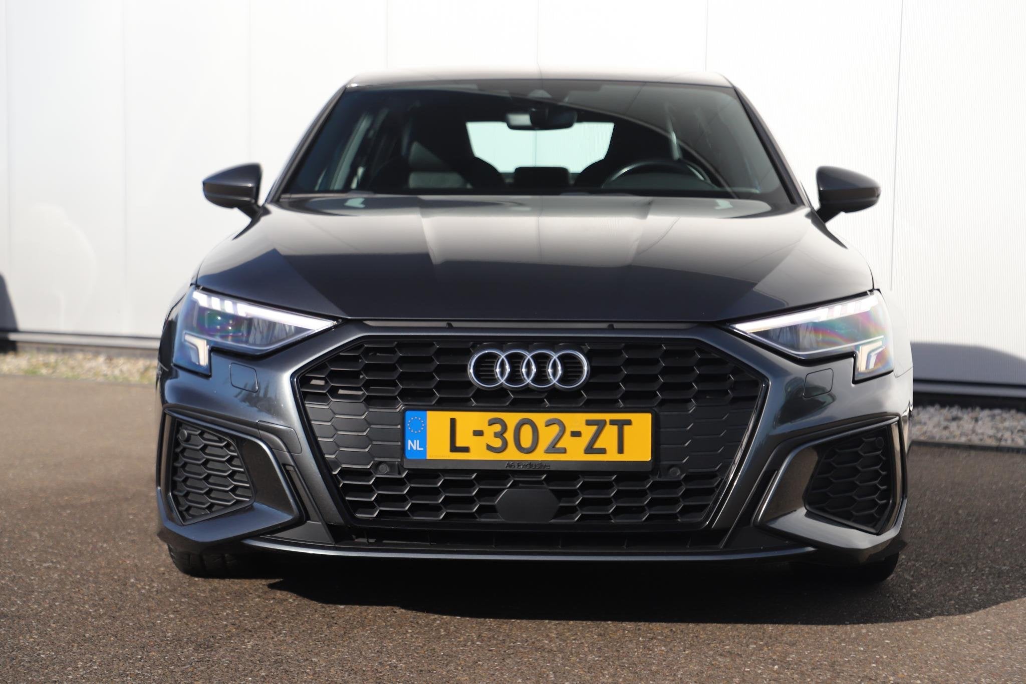 Audi A3 Limousine 30 TFSI S edition Virtual Cockpit Half Led, Auto's, Gebruikt, Met garantie (alle), Leder en Stof, Origineel Nederlands