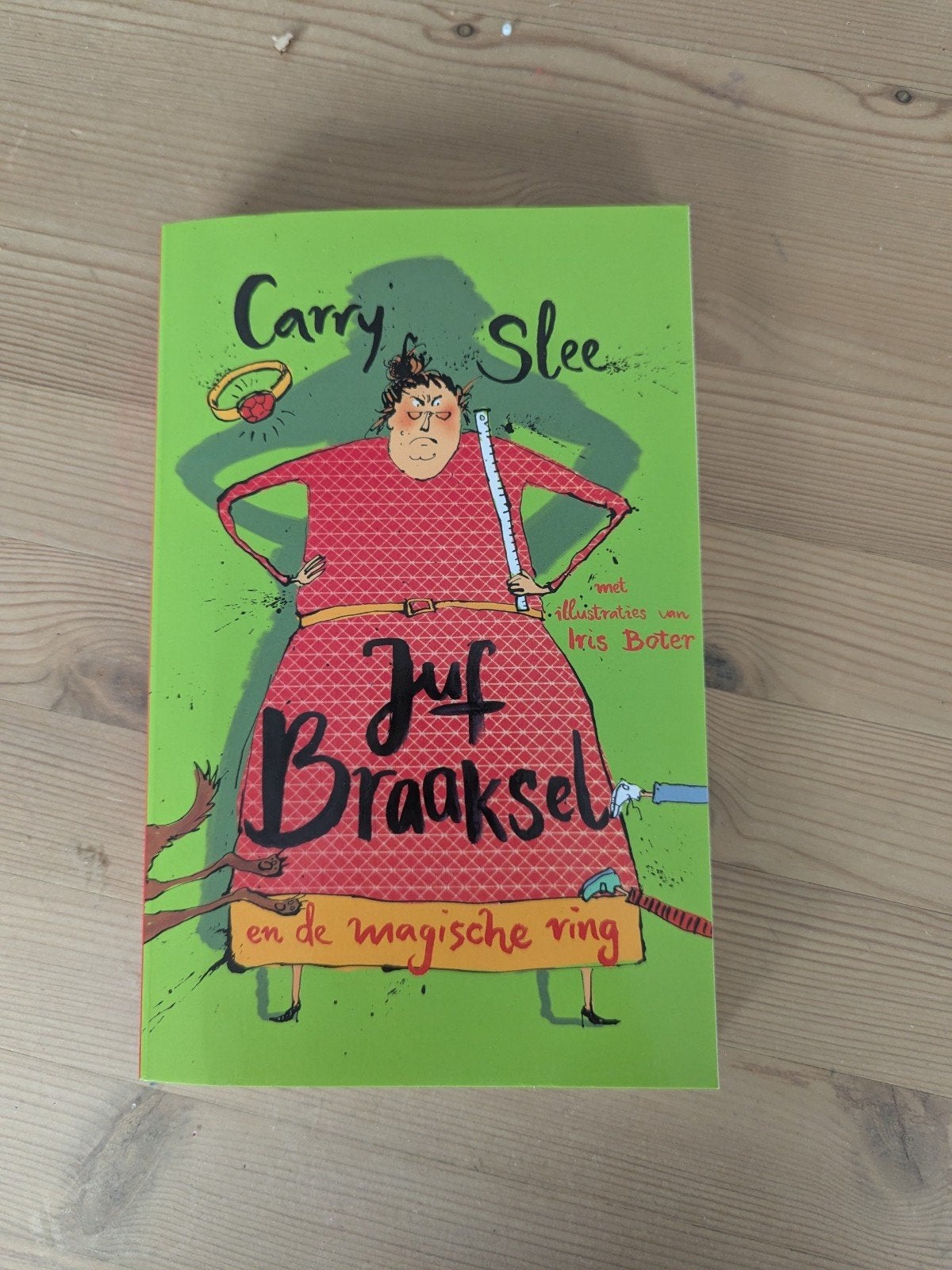 Juf Braaksel en de magische ring - Carry Slee, Ophalen of Verzenden, Zo goed als nieuw, Carry Slee, Fictie