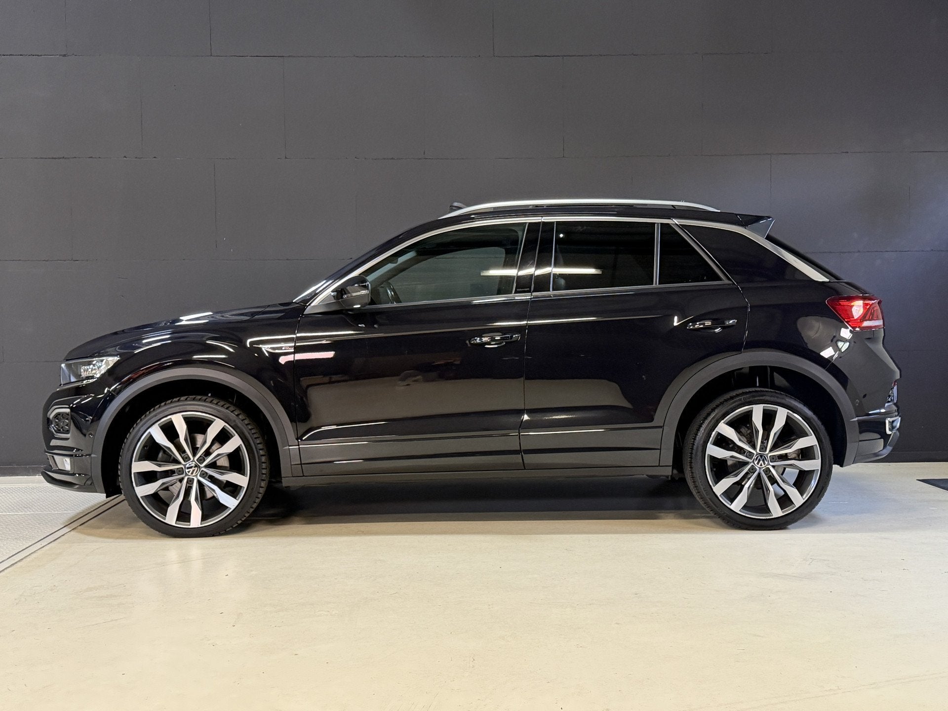 Volkswagen T-Roc 1.5 TSI Sport Business R | Pano | Camera |, 1254 kg, 4 cilinders, 150 pk, Leder en Stof