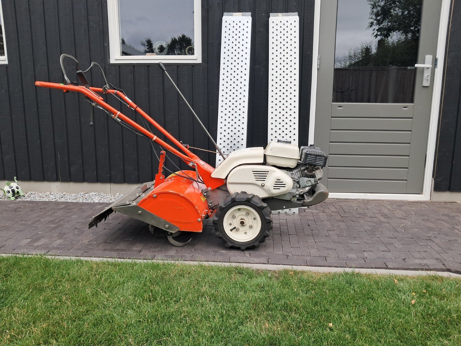 Grondfrees/tuinfrees te huur, Ophalen