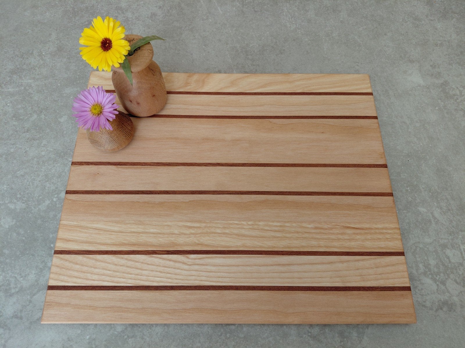 Zelfgemaakte houten snijplank met bruine strepenp, Snij-/serveerplank, Ophalen of Verzenden, Nieuw, Hout