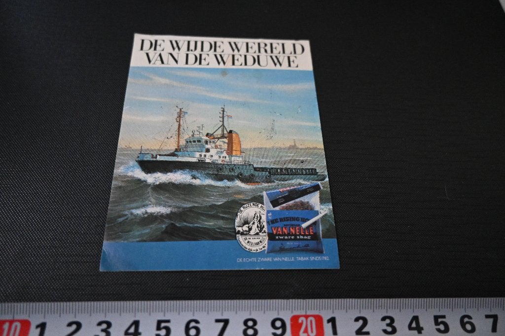 sticker  De wijde wereld van de weduwe VAN NELLE ZWARE SHAG, Ophalen of Verzenden, Zo goed als nieuw