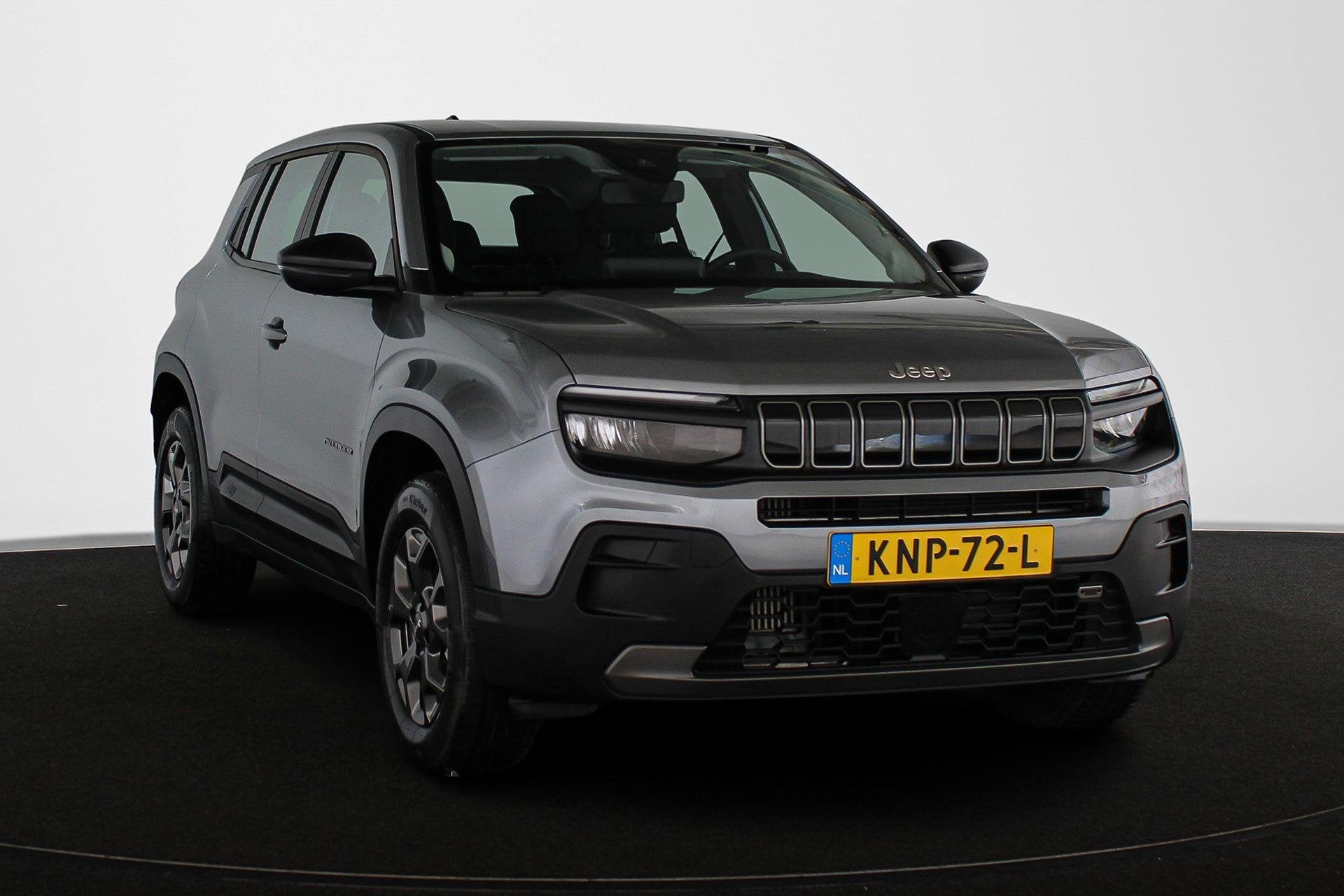 Jeep Avenger 1.2 e-Hybrid Longitude Apple CarPlay 16" LMW, Auto's, Jeep, Stof, Gebruikt, Euro 6, 1199 cc