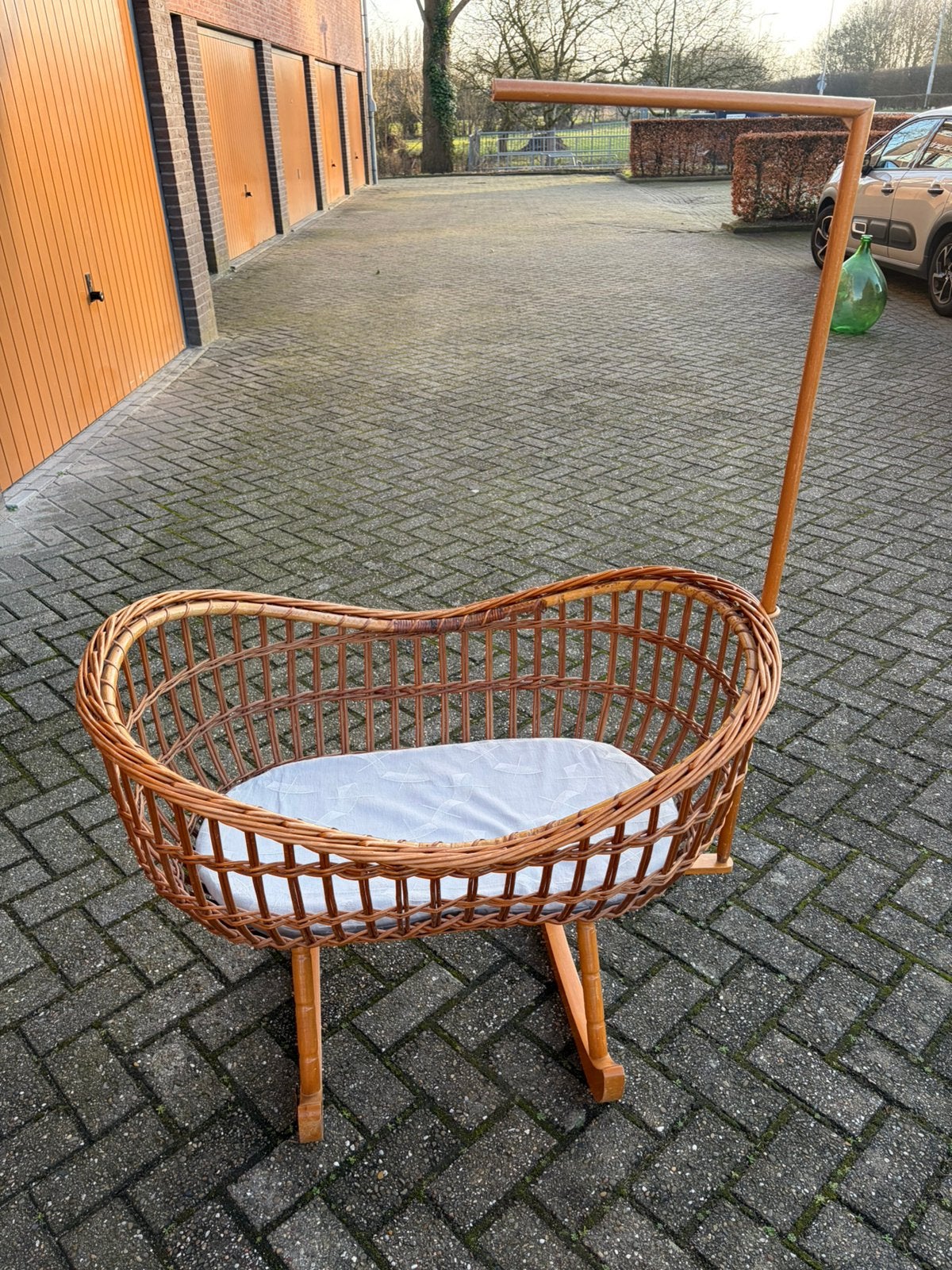 Rotan wieg + toebehoren, Ophalen, Zo goed als nieuw, Wieg