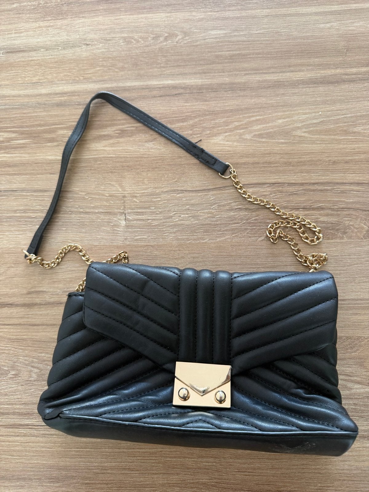 Stijlvolle Mango Tas - Zwart met Goudkleurige Details, Ophalen of Verzenden, Gebruikt, Zwart, Schoudertasje