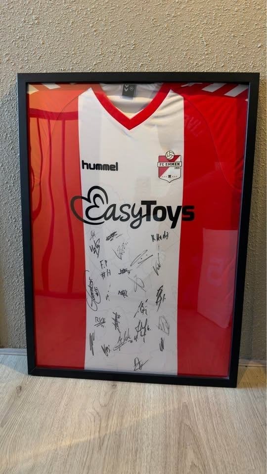 Gesigneerd FC Emmen 22/23 Shirt in Lijst, Verzamelen, Ophalen of Verzenden, Nieuw, Overige binnenlandse clubs, Shirt