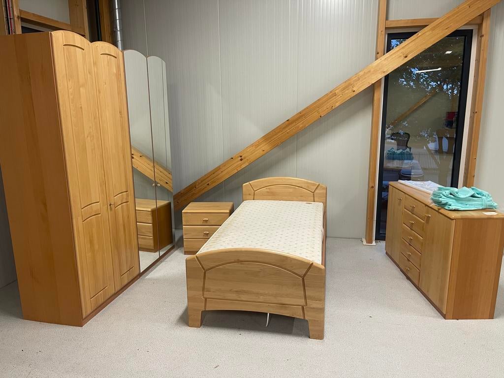 Senioren 1-persoons bed met nachtkastje en kasten, Ophalen of Verzenden, Zo goed als nieuw, Minder dan 2 meter