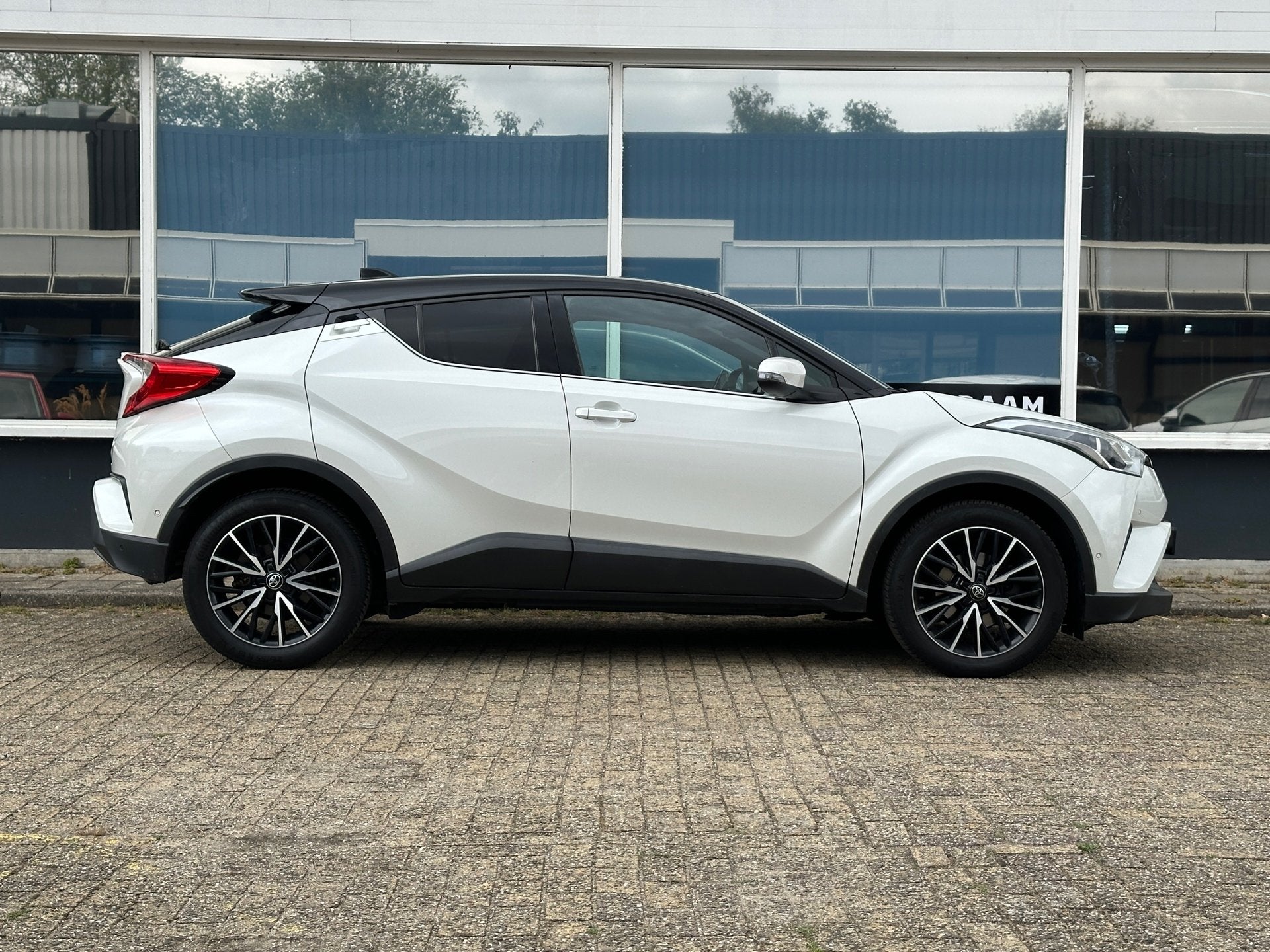 Toyota C-HR 1.2 Bi-Tone AUT/CAM/PDC/STOELVERW, Auto's, Dealer onderhouden, Gebruikt, Euro 6, 4 cilinders