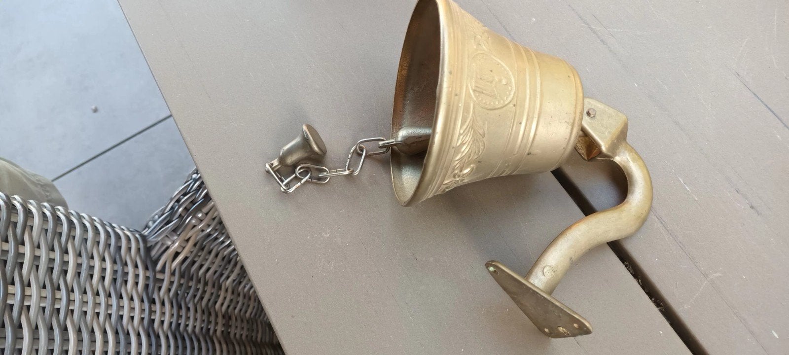 Antieke bronzen deurbel met sierlijke details, Ophalen