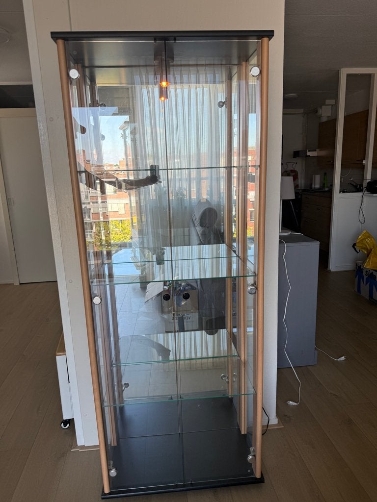 Mooie vitrinekast met spiegel achterwand en verlichting, Ophalen, 50 tot 100 cm, Glas, 150 tot 200 cm