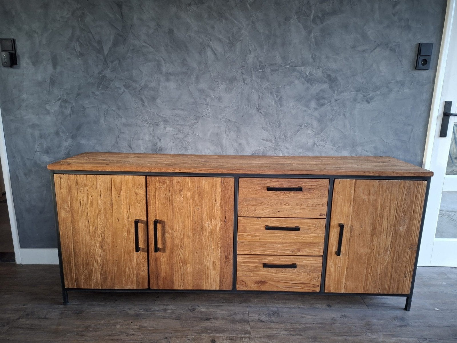 Mooie houten dressoir Romaro, Ophalen, Teakhout, 150 tot 200 cm, Met lade(s)
