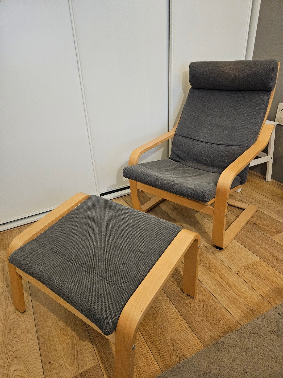 IKEA Poäng fauteuil met voetenbank - Grijs en Hout stoel, Ophalen, Gebruikt, Modern, Scandinavisch, 75 tot 100 cm