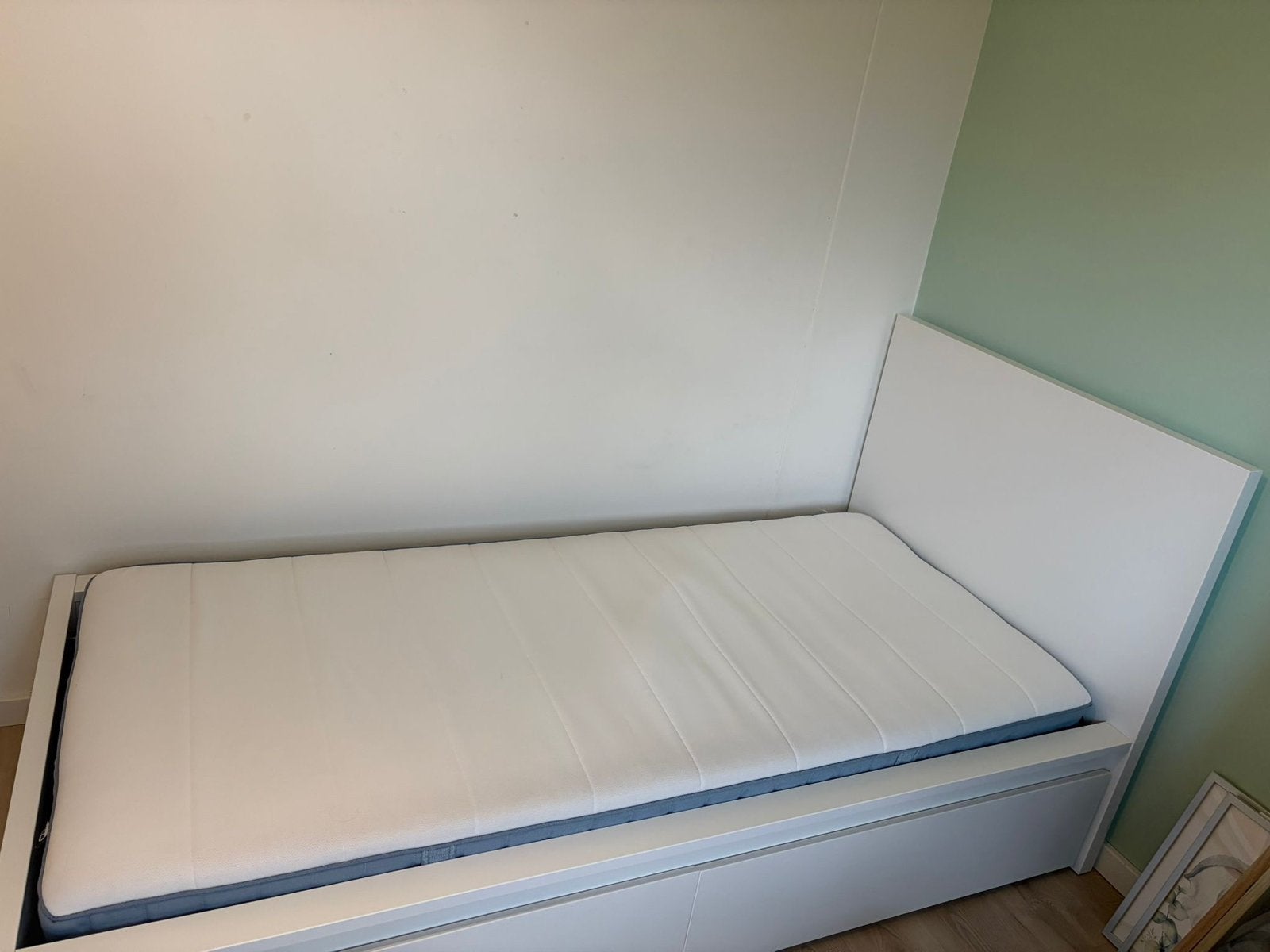 IKEA MALM bed met VESTERÖY matras (90x200 cm), Huis en Inrichting, Slaapkamer | Bedden, Ophalen, 90 cm, Eenpersoons, Wit