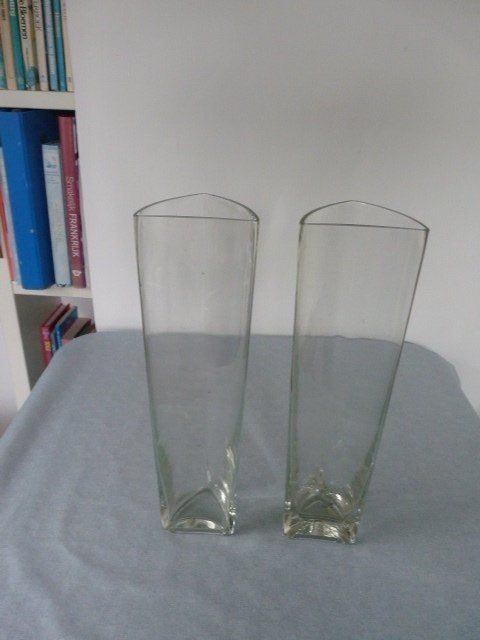 2 aparte glazen mooie hoge vazen, vorm driehoek., Transparant, Ophalen of Verzenden, 36 cm, Glas