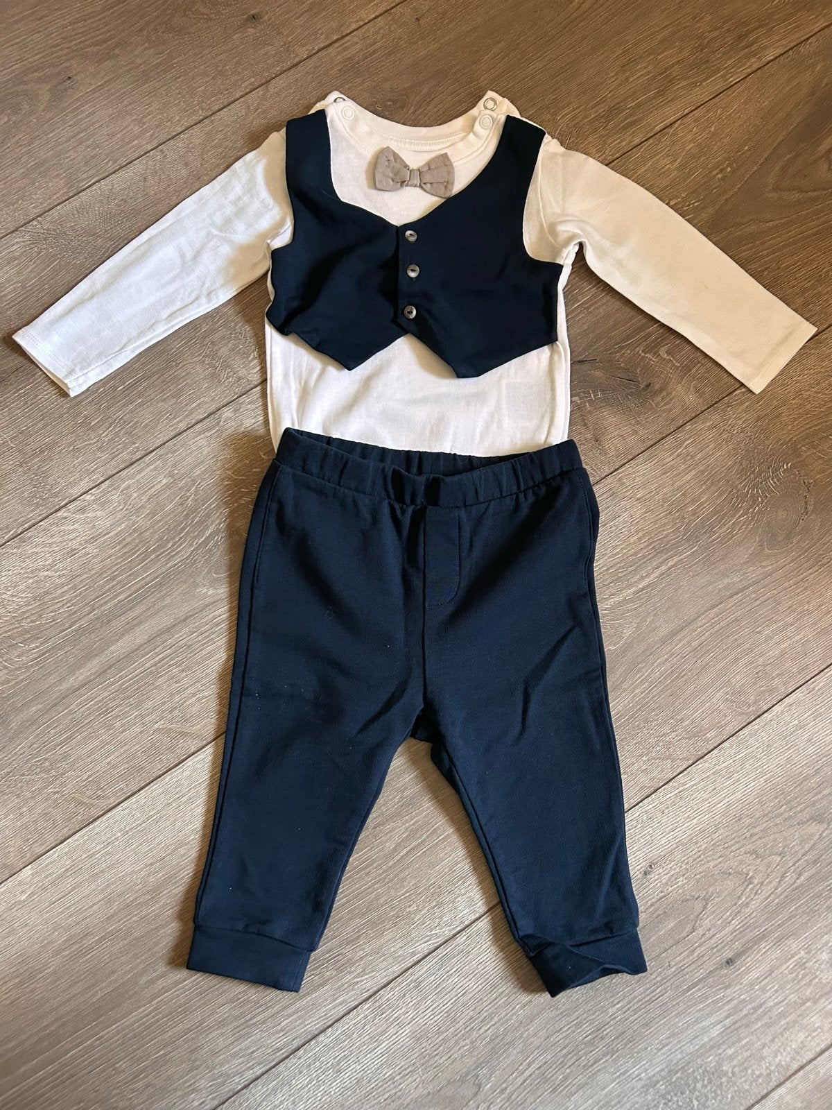 H&M Baby Pakje met Strikje en Broekje - Maat 68, Ophalen of Verzenden, Zo goed als nieuw, Jongetje, Setje