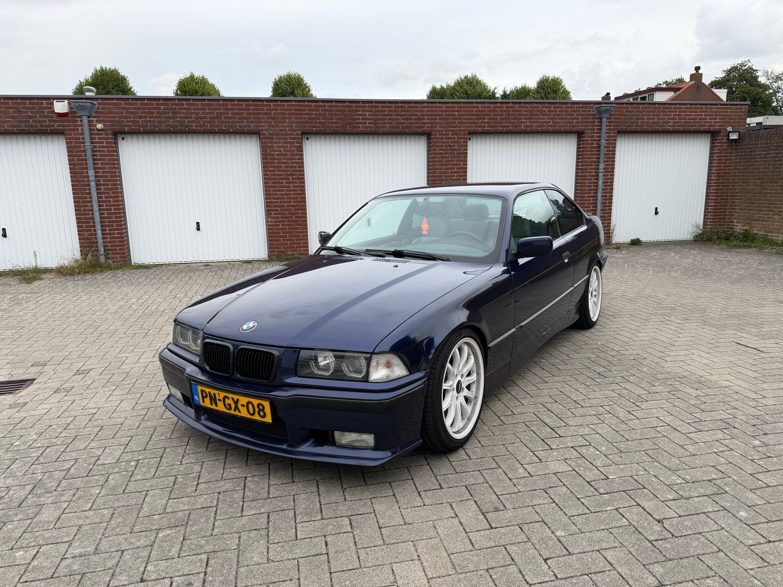 BMW E36 320 Coupe 1996, Auto's, Automaat, Achterwielaandrijving, Blauw, Grijs