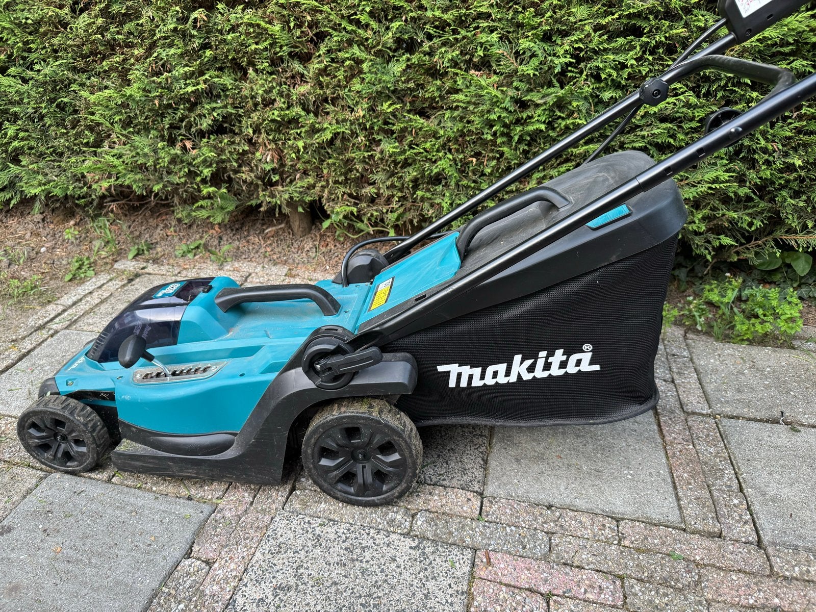 Makita Accu-grasmaaier 330mm met opvangzak, Tuin en Terras, Grasmaaiers, Ophalen, Cirkelmaaier, Accu-grasmaaier, Zo goed als nieuw