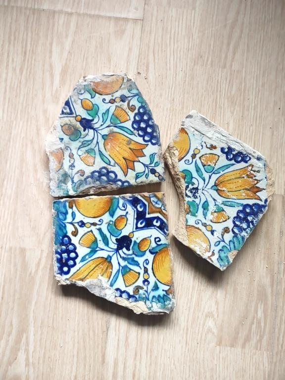 3X vroeg 17e eeuwse polychrome Ster Tulp Tegel INCOMPLEET, Ophalen of Verzenden