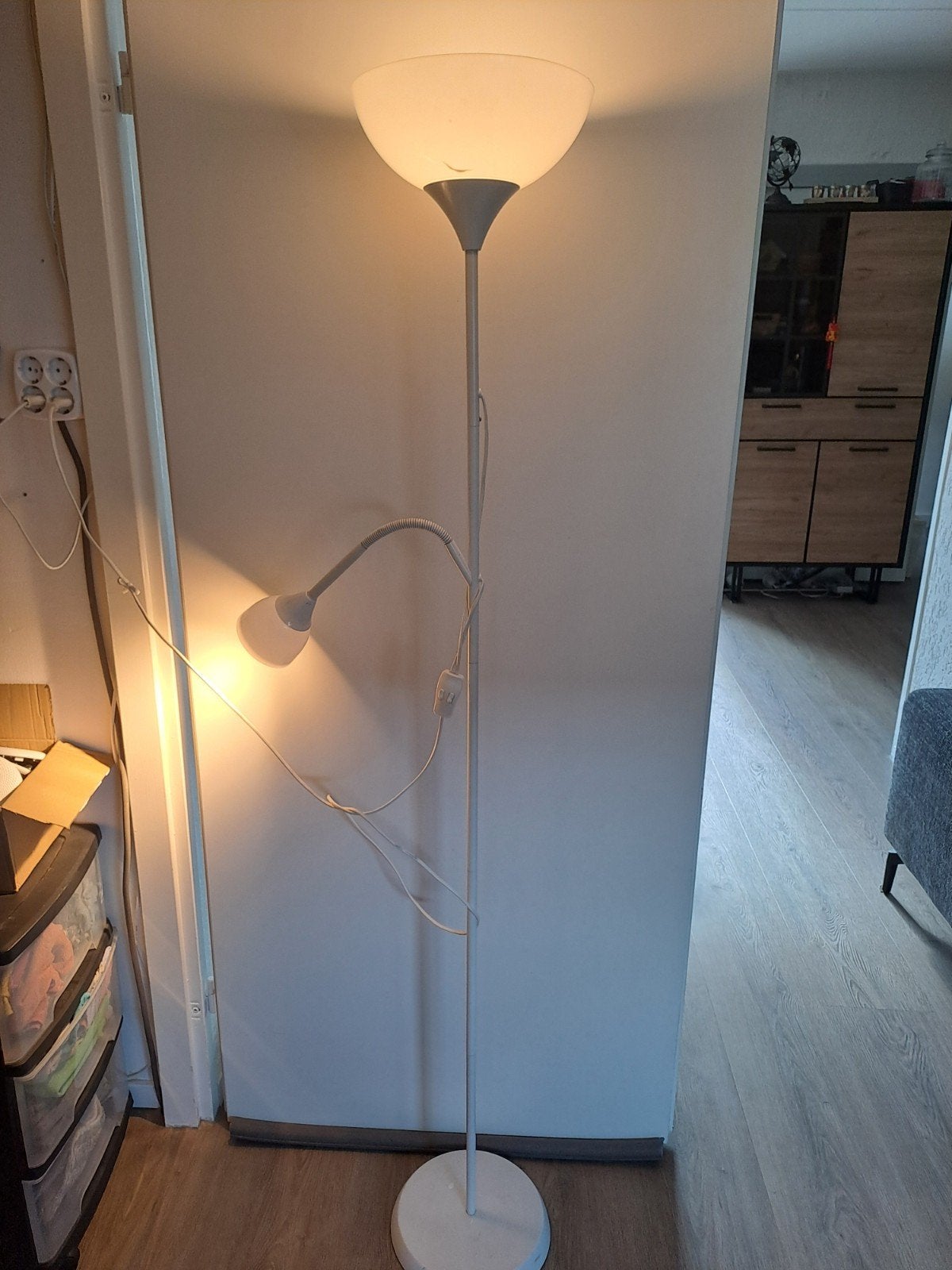 Witte staande lamp met geïntegreerde leeslamp, Ophalen, Gebruikt, Metaal, 150 tot 200 cm