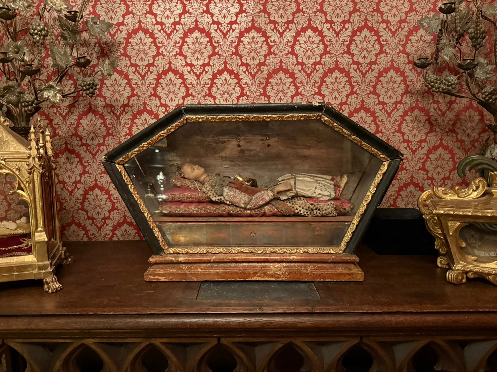 Reliekschrijn wassen heilige Barbara met reliek, Ophalen