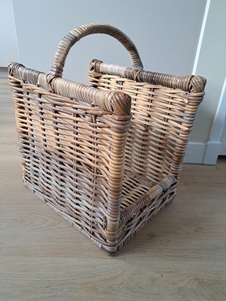 Rotan houtmand / haardhoutmand / krantenmand van kubu rotan, Gebruikt, Mand, Ophalen of Verzenden, Riet