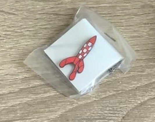 Kuifje Raket speldje / pin - Nieuw in verpakking, Ophalen of Verzenden, Nieuw