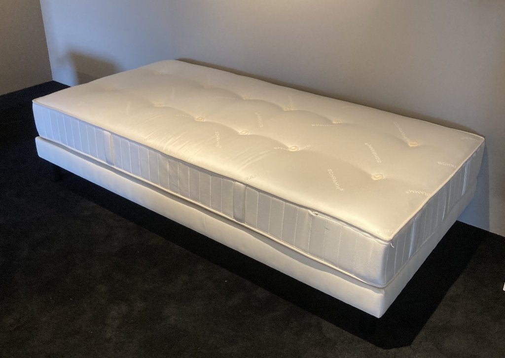 Bed 100 x 200 cm - Schramm matras en bedbodem op poten, Ophalen, Overige materialen, 100 cm, Eenpersoons